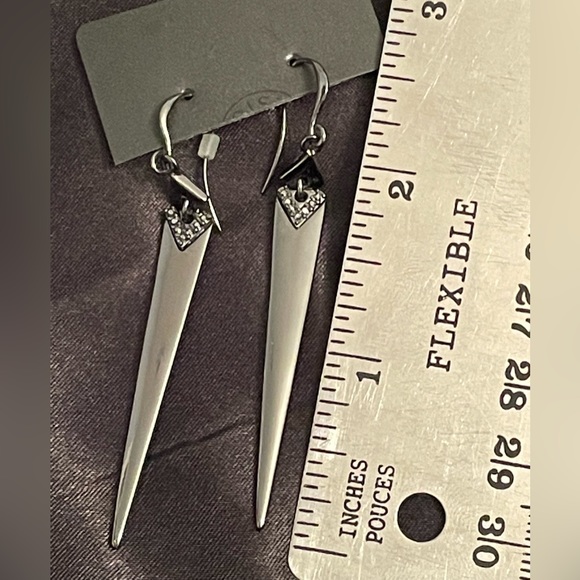 Gun metal colour earrings - Picture 2 of 2